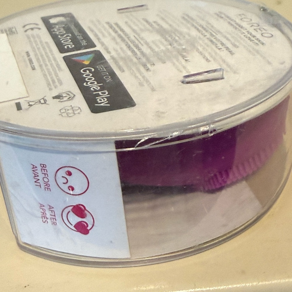 FOREO Luna Fofo Facial Brush in Purple and White Packaging - Picture 5 of 6